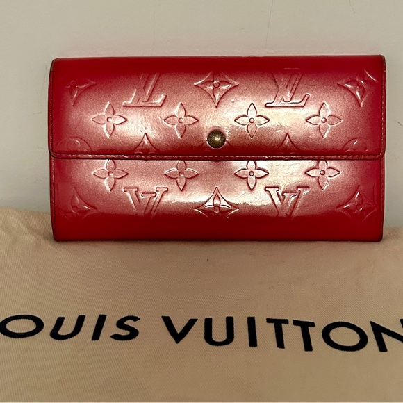 Louis Vuitton Handbags - Louis Vuitton Sarah Wallet in Monogram Vernis leather. Authentic and Vintage
